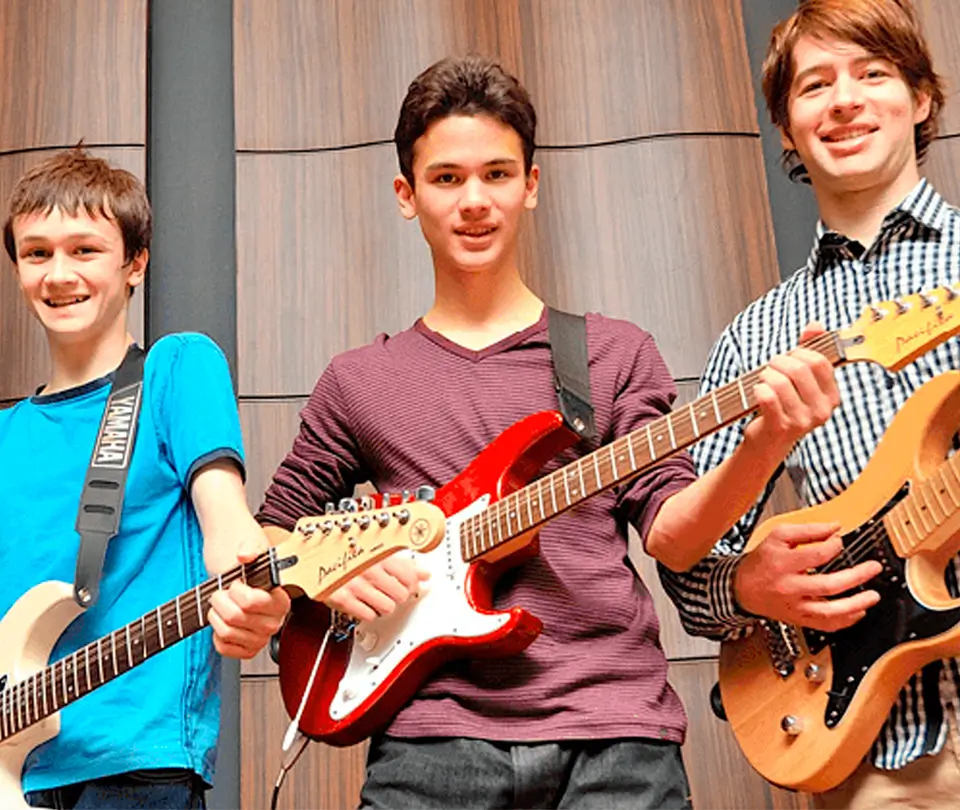 Cursos de Guitarra eléctrica junior para niños en Yamaha Tarragona