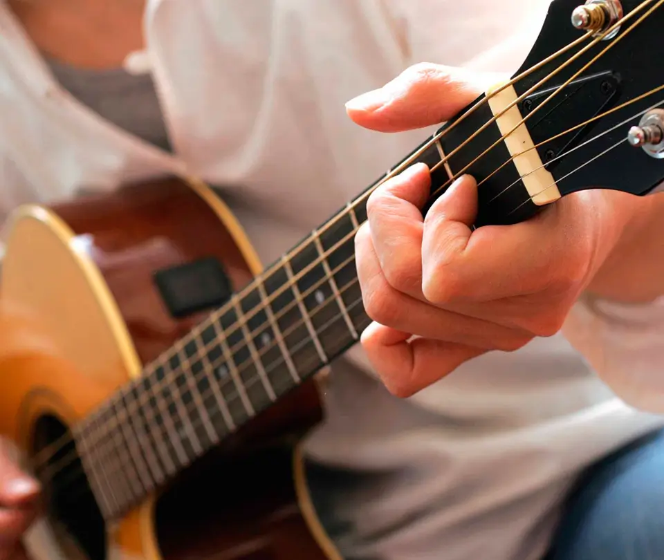 Cursos de guitarra acústica en Yamaha Tarragona para jóvenes y adultos