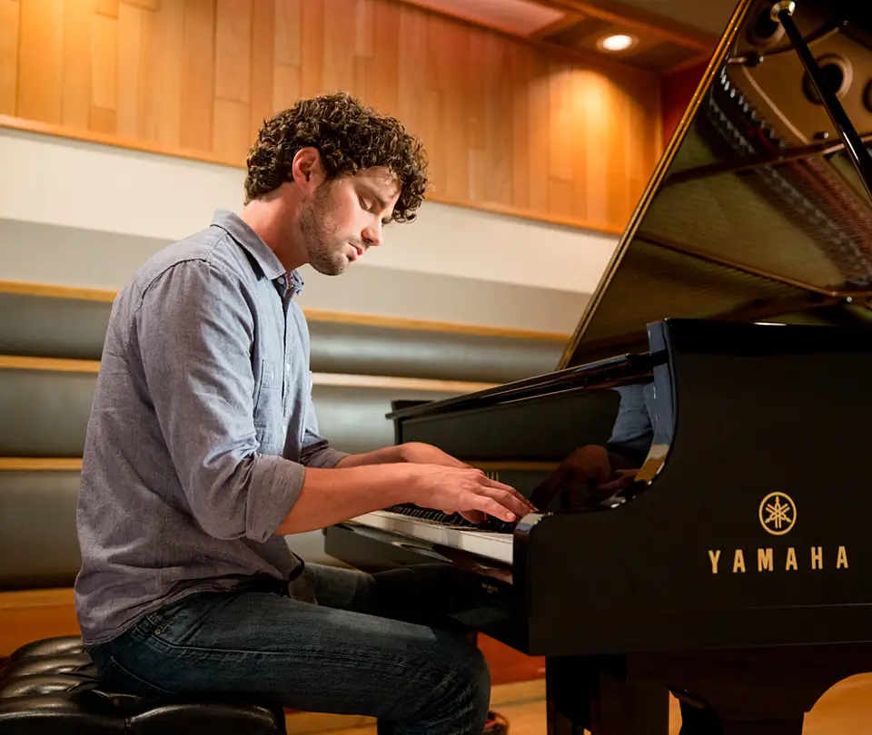 Cursos de piano en Yamaha Tarragona para jóvenes y adultos